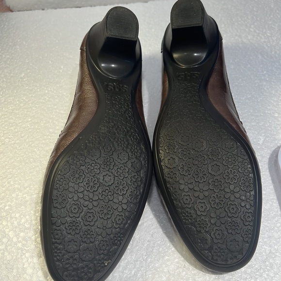 SAS bronzish colored slip on shoes, 7.5N - Picture 3 of 4